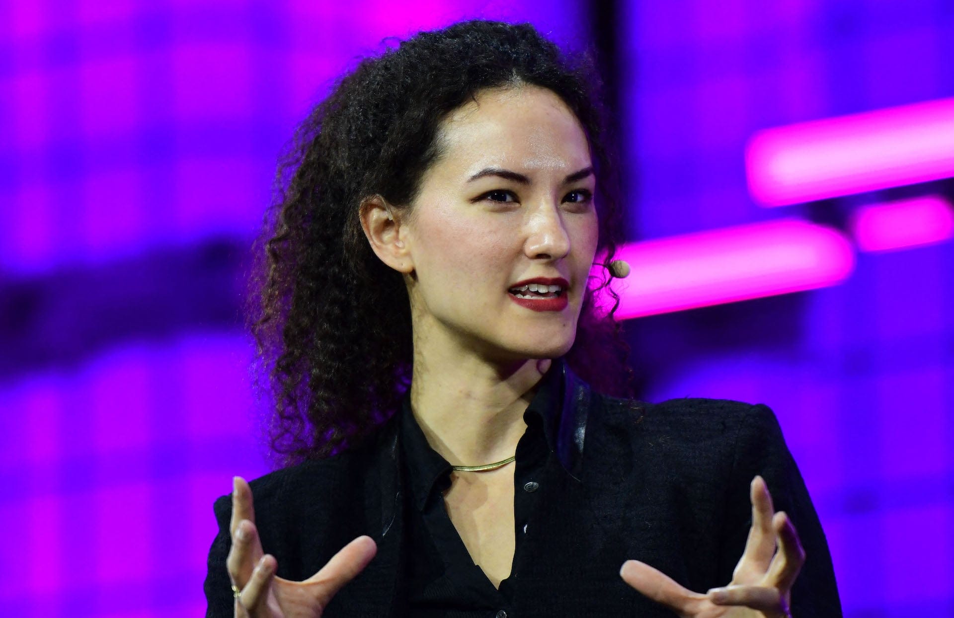 Джей Грейбер, основательница и Chief Innovation Officer Bluesky, выступает на конференции