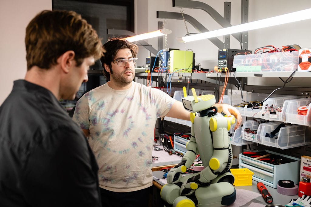 Основатели Fauna Robotics Роб Кокран и Джош Мерел рядом с роботом Sprout