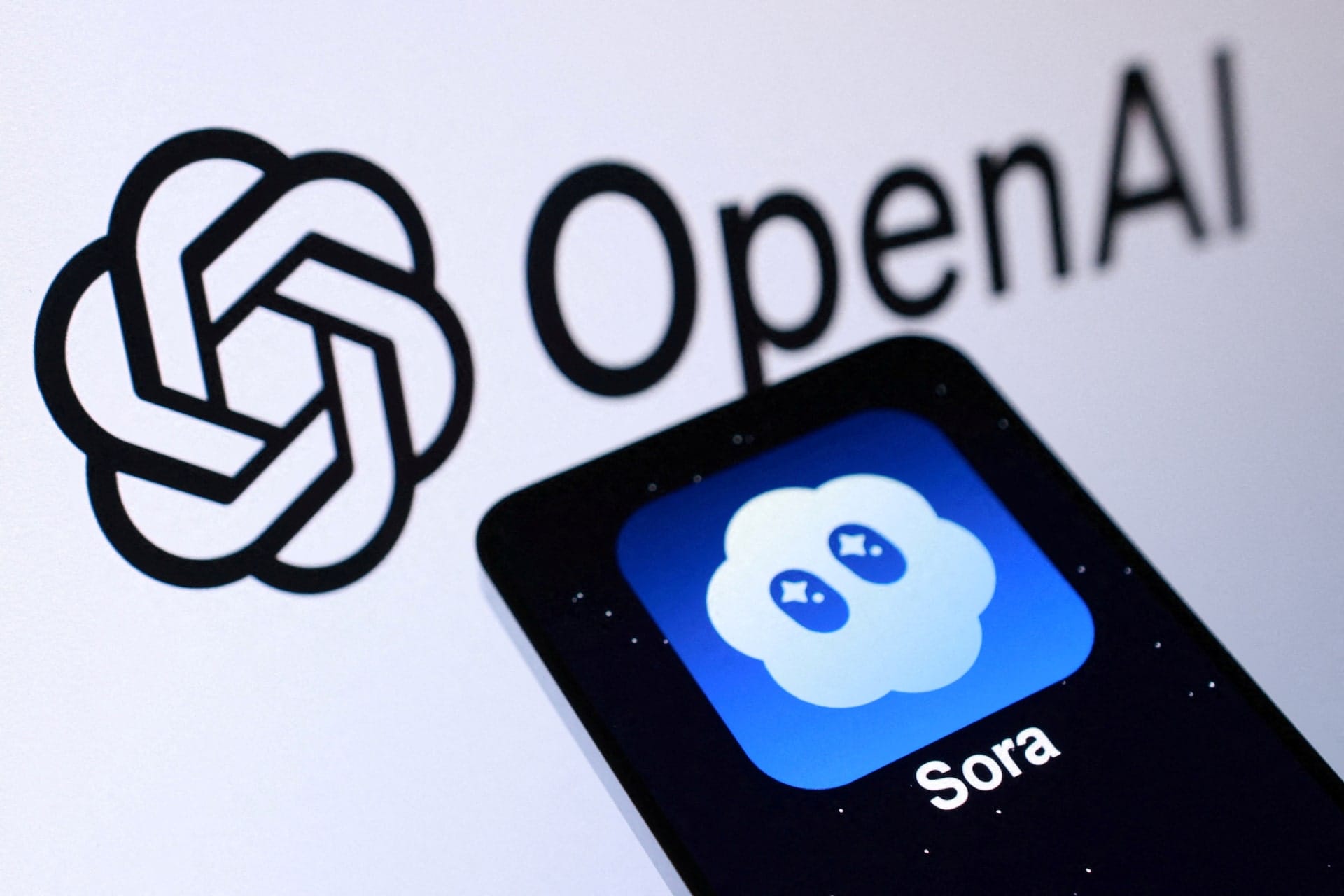 Логотип OpenAI на экране смартфона — компания закрывает приложение Sora