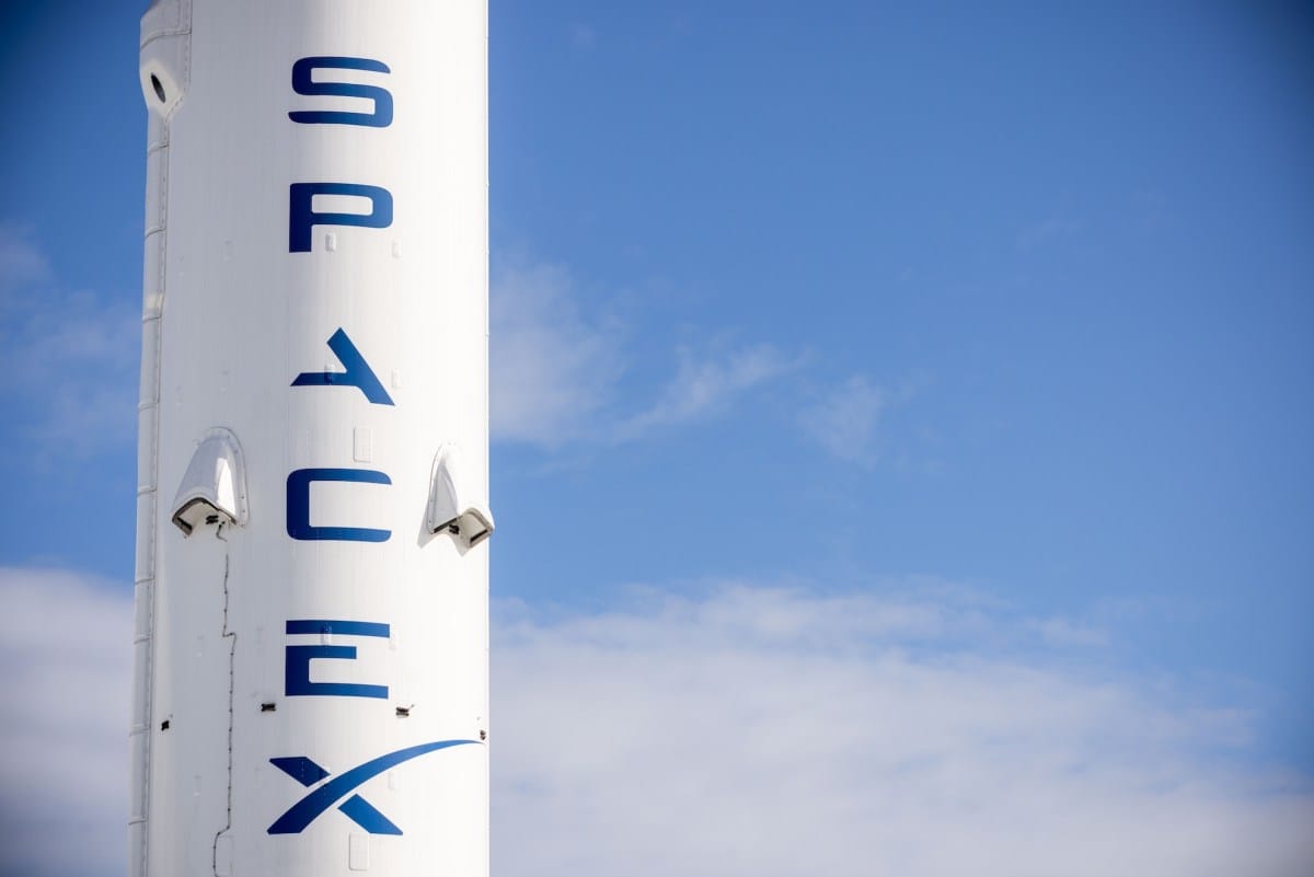 Ракета SpaceX на фоне неба