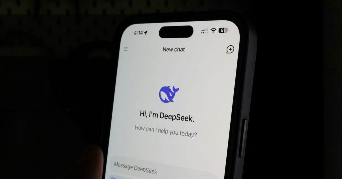 Приложение DeepSeek на экране iPhone
