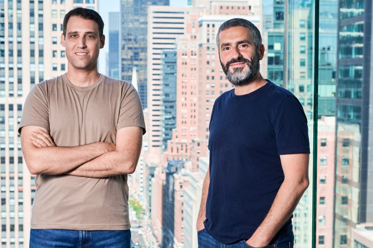 Сооснователи Coralogix Yoni Farin и Ariel Assaraf на фото для TechCrunch