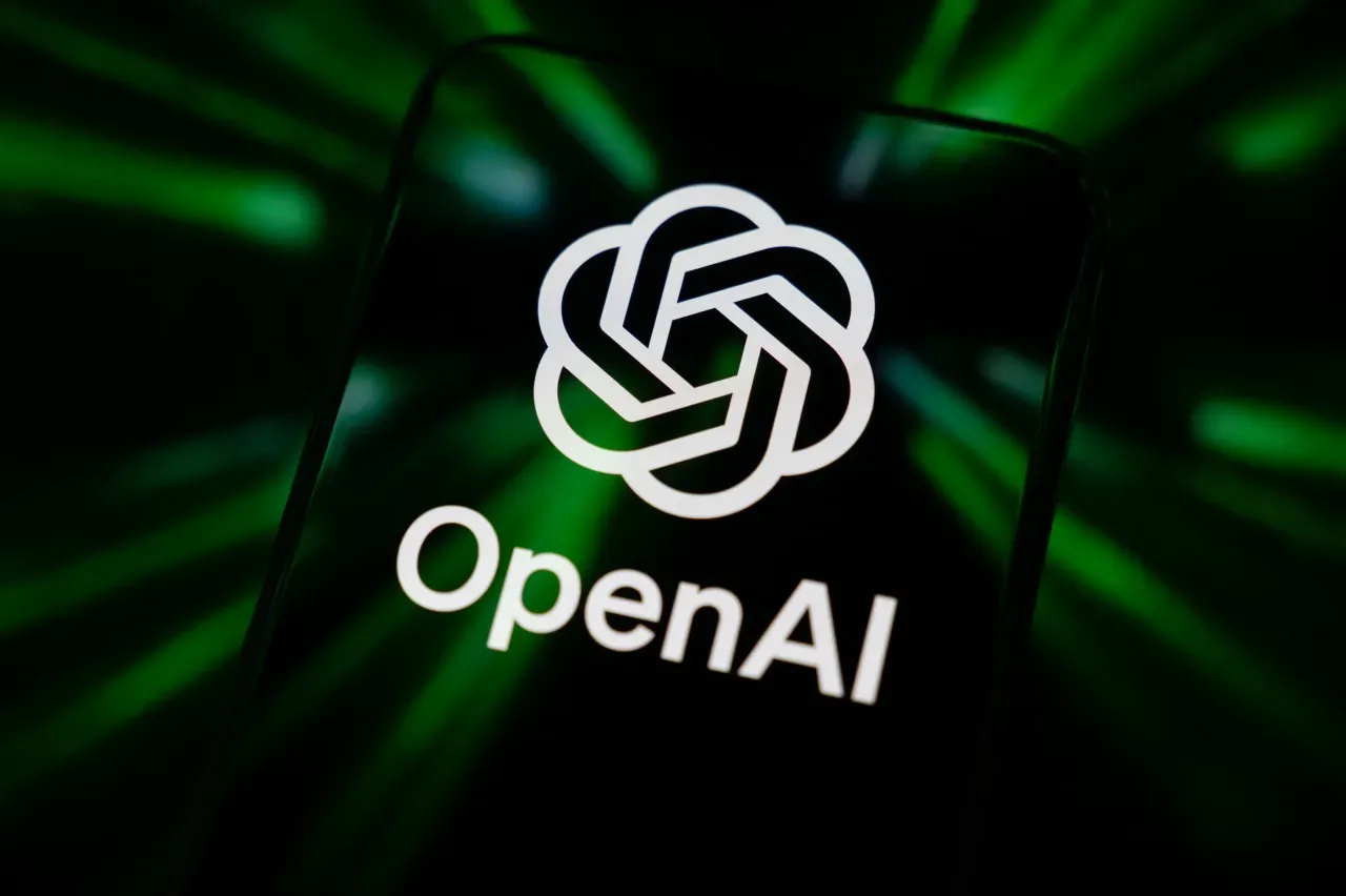 Логотип OpenAI на экране смартфона