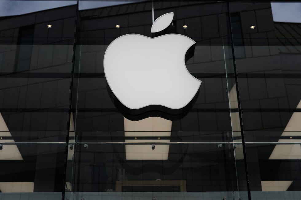 Логотип Apple на фасаде магазина в Мюнхене, фото AP к материалу об иске Apple против OpenAI