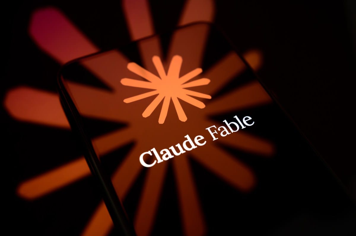 Визуал Claude Fable на смартфоне из материала TechCrunch