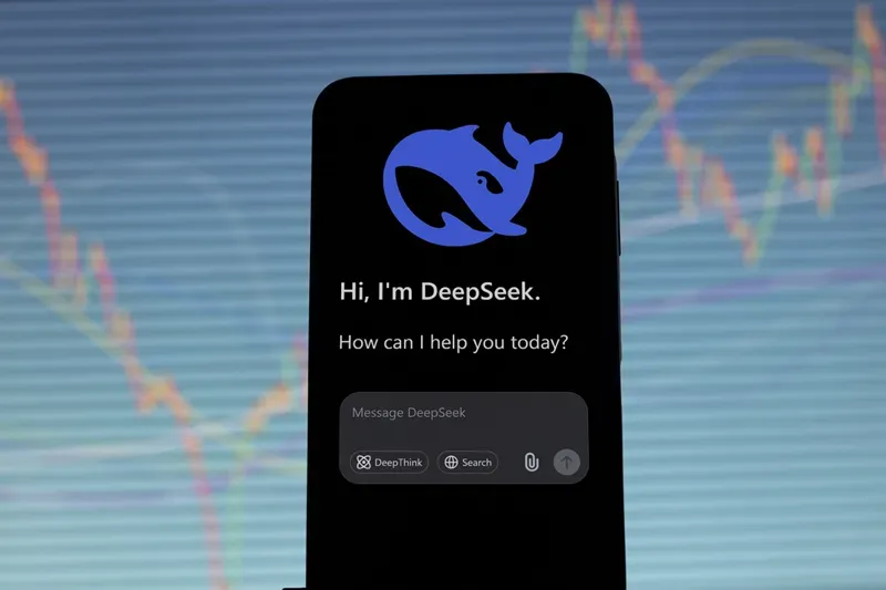 DeepSeek против OpenAI: приложение DeepSeek на смартфоне