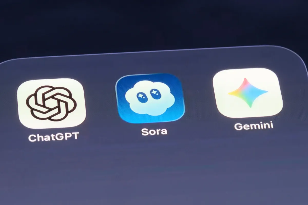 Иконки приложений ChatGPT, Sora и Gemini на экране смартфона