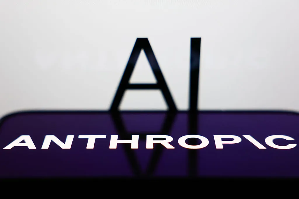 Логотип Anthropic на экране как иллюстрация инфраструктурных сделок компании с Google и Amazon