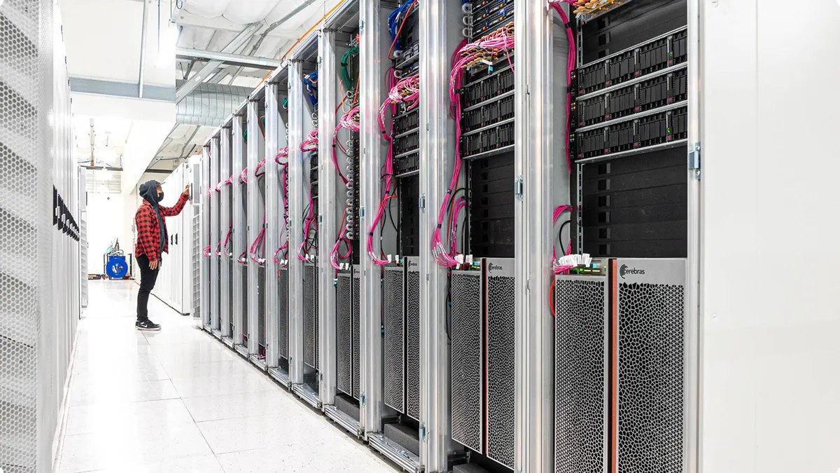 Стойка Cerebras Wafer-Scale Cluster перед IPO компании