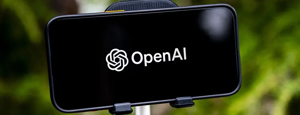 Логотип OpenAI на экране смартфона в материале об иске после смертельной передозировки из-за советов ChatGPT