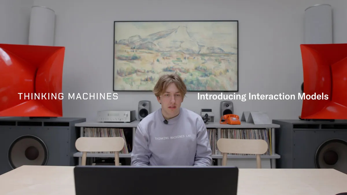 Кадр из официального анонса Thinking Machines Interaction Models с ведущим перед ноутбуком