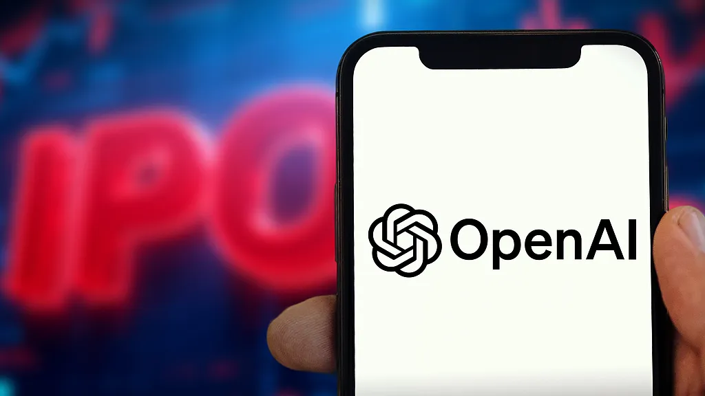 Логотип OpenAI на смартфоне на фоне надписи IPO