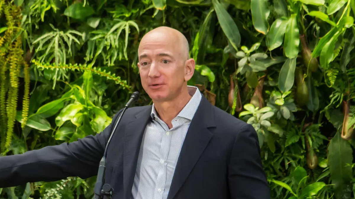 Джефф Безос на открытии Amazon Spheres; иллюстрация к разбору Prometheus и рынка physical AI