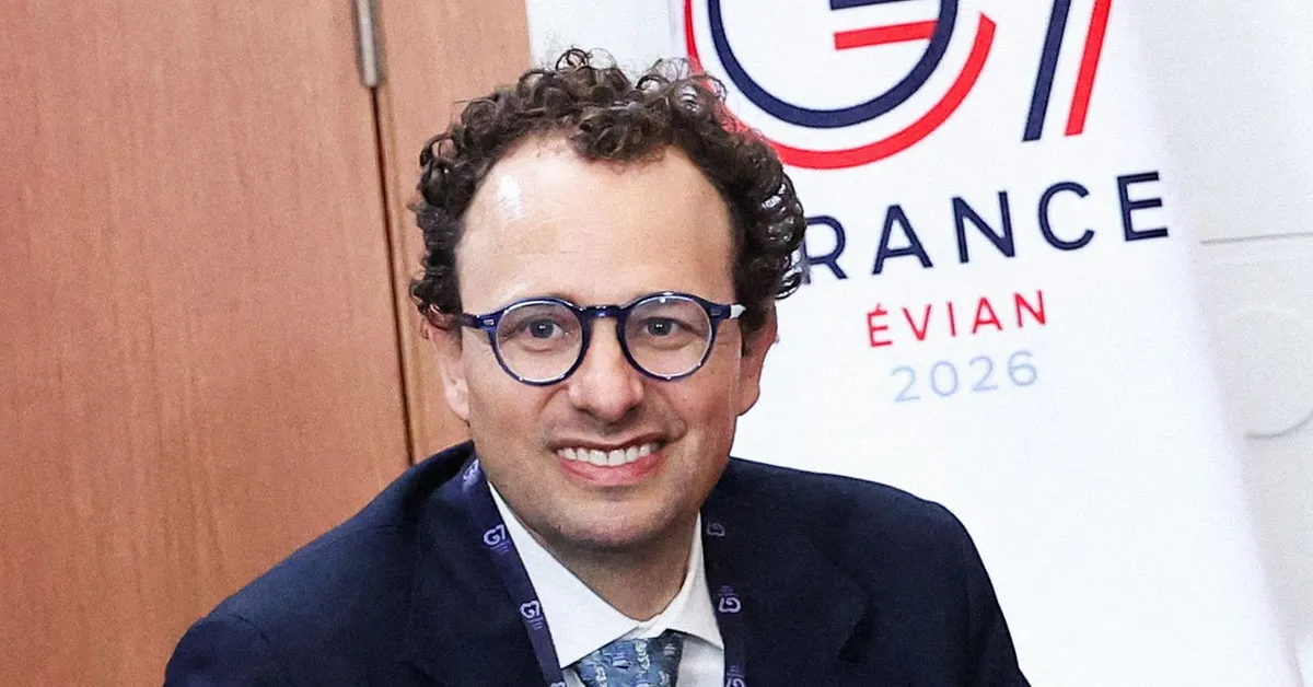 Фото CEO Anthropic Дарио Амодеи на G7 France 2026 из материала WIRED о снятии export controls с Mythos 5 и Fable 5