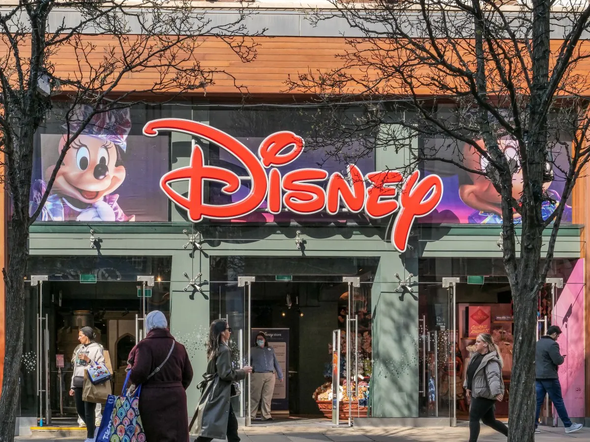 Фото Disney Store на фоне судебного спора Midjourney и голливудских студий об AI copyright