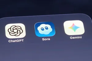 Иконки приложений ChatGPT, Sora и Gemini на экране смартфона