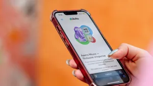 Смартфон с приложением Авито и функциями искусственного интеллекта