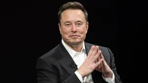 Илон Маск на сцене на фоне обсуждения планов SpaceX по собственным GPU