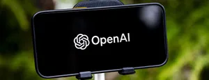 Логотип OpenAI на экране смартфона в материале об иске после смертельной передозировки из-за советов ChatGPT