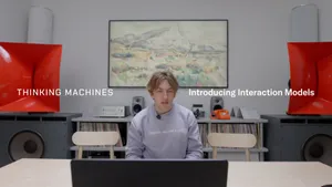 Кадр из официального анонса Thinking Machines Interaction Models с ведущим перед ноутбуком