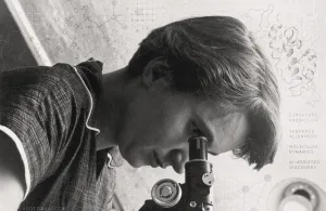 Rosalind Franklin у микроскопа на изображении R&D World к материалу о Rosalind Biodefense