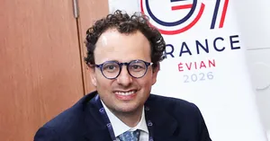 Фото CEO Anthropic Дарио Амодеи на G7 France 2026 из материала WIRED о снятии export controls с Mythos 5 и Fable 5