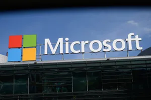 Microsoft Frontier Company: вывеска Microsoft на здании компании