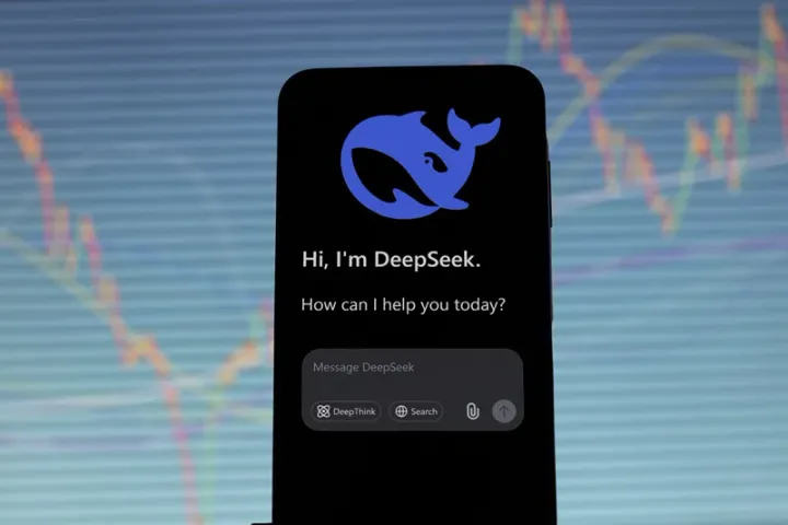 DeepSeek против OpenAI: приложение DeepSeek на смартфоне