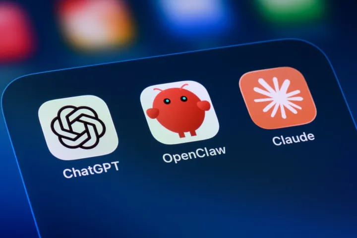 Иконки ChatGPT, OpenClaw и Claude на экране смартфона