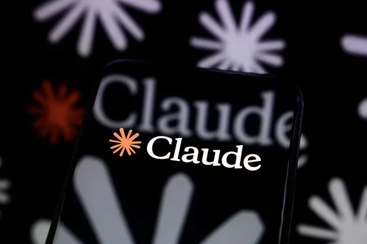 Логотип Claude на экране смартфона, использованный TechCrunch в заметке о запрете Claude Code в Alibaba