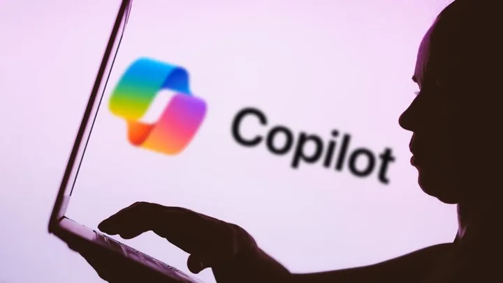 Фото с логотипом Microsoft Copilot на экране ноутбука к новости о GPT-5.6 в Microsoft 365 Copilot