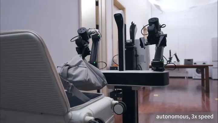 Мобильный робот под управлением Xiaomi-Robotics-1 укладывает вещи в чемодан